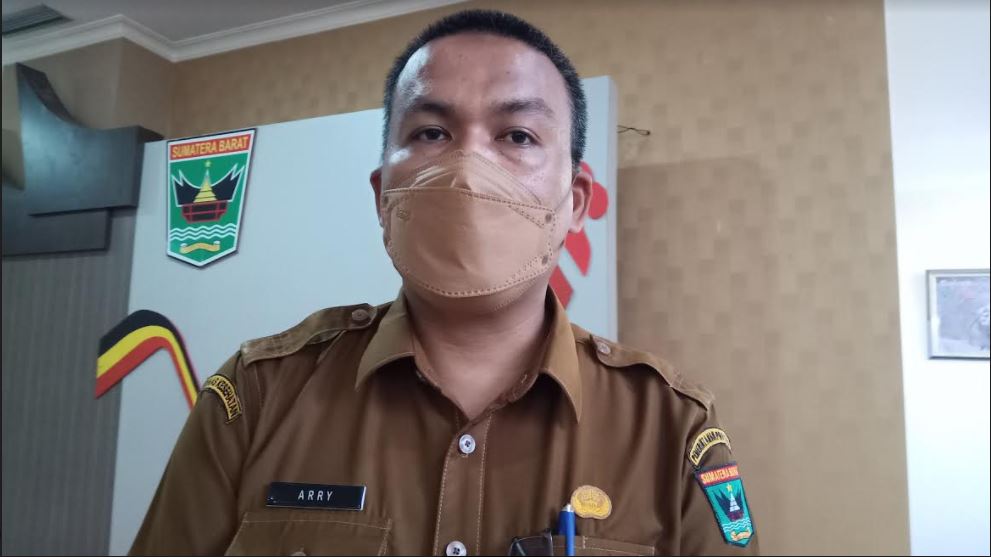 kepala-dinas-kesehatan-sumbar-arry-yuswandi-saat-ditemui-senin-1272021.jpg
