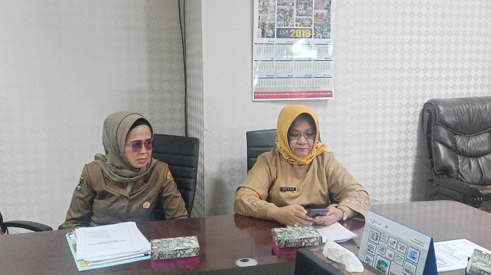 kepala-dinas-kesehatan-sumbar-merry-yuliesday-kanan.jpg