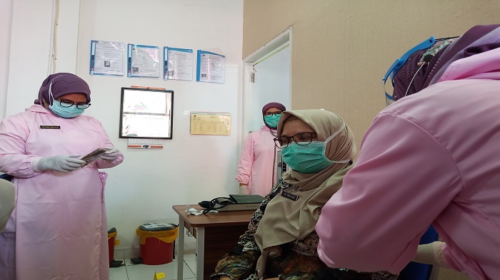 kepala-dinas-padang-ferimulyani-saat-divaksin-jumat-1512021.jpg
