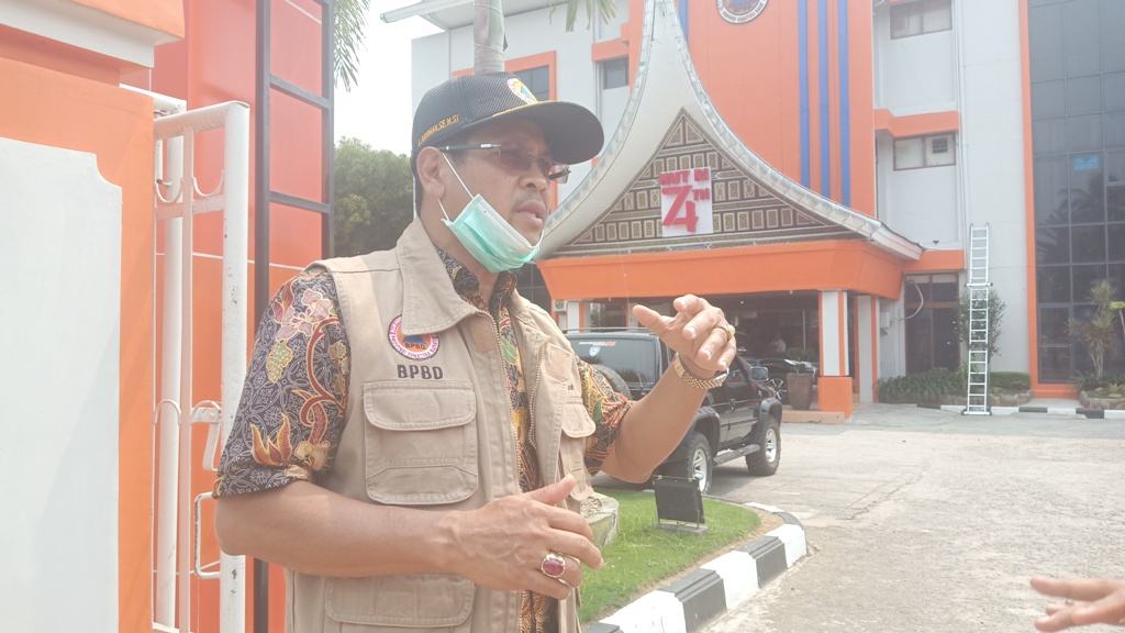 kepala-pelaksana-bpbd-sumbar-erman-rahman-yang-ditemui-jumat-1392019.jpg