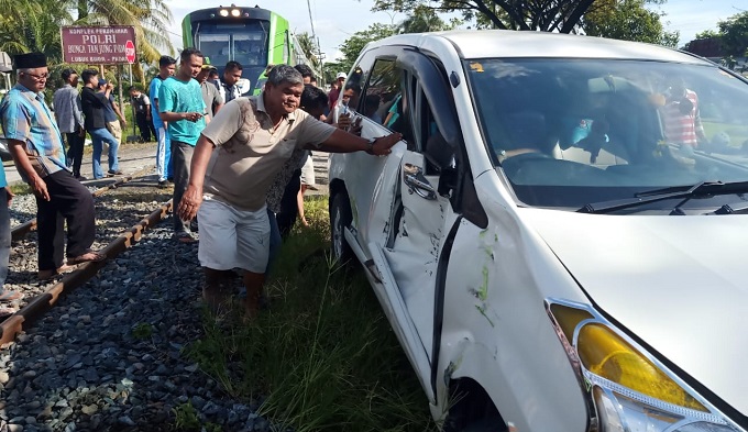 Sopir Avanza Tak Ada dalam Mobil saat Ditabrak Kereta Api di Padang, Kok Bisa?