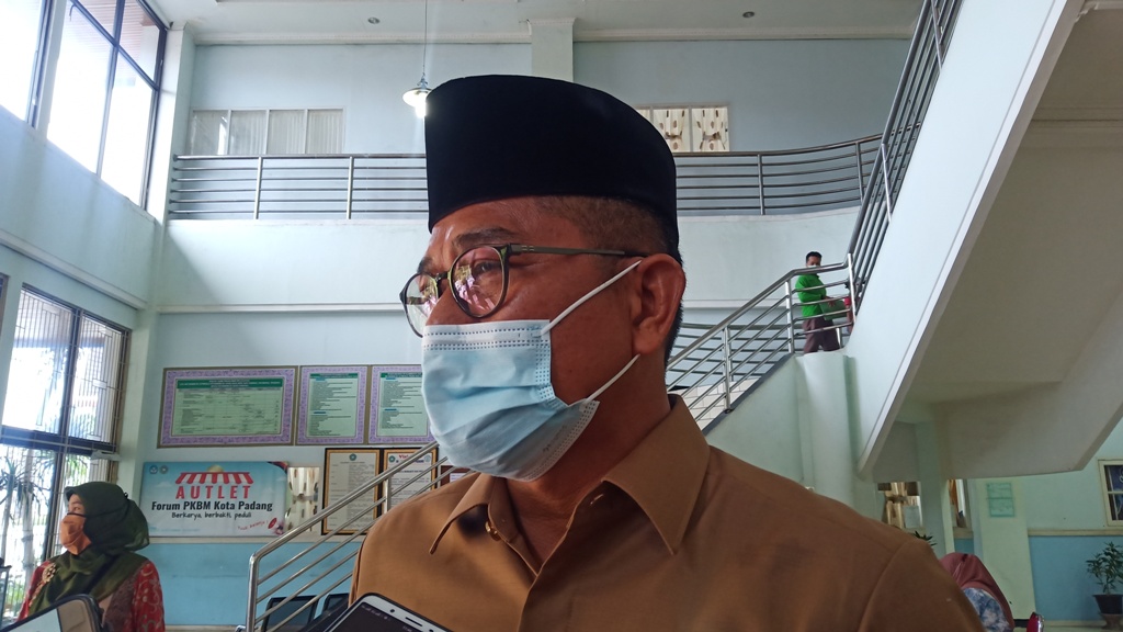 ketua-dprd-padang-syafrial-kani-saat-ditemui-di-kantor-disdik-padang-kamis-26112020.jpg