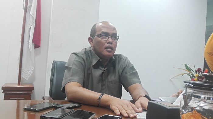 ketua-dprd-sumbar-supardi-saat-berdiskusi-dengan-awak-media-senin.jpg