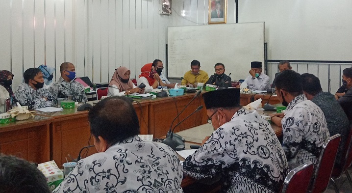 ketua-komisi-iv-dprd-padang-saat-audiensi-dengan-guru-smp-swasta.jpg