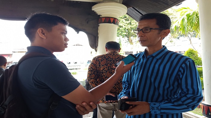 ketua-kpu-sumbar-amnasmen-saat-diwawancarai-wartawanjpg.jpg