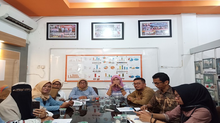 Puluhan Emak-emak di Kota Padang Datangi Kantor KPU Sumbar, Kritisi Salah Entri Data C1 KPU