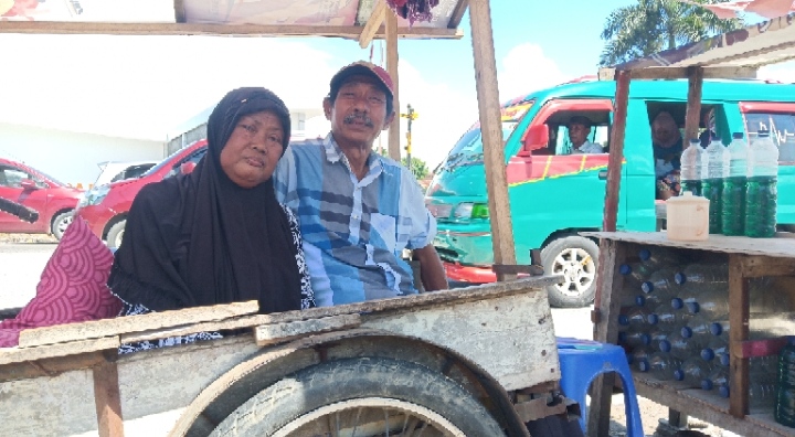 kisah-kakek-nenek-menjual-minyak.jpg
