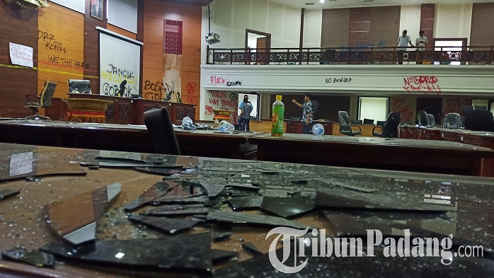 kodisi-ruang-sidang-dprd-sumbar-setelah-aksi-demo-mahasiswa-rabu-2592019.jpg