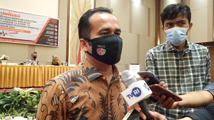 komisioner-kpu-sumbar-gebril-daulay-saat-diwawancara-awak-media.jpg