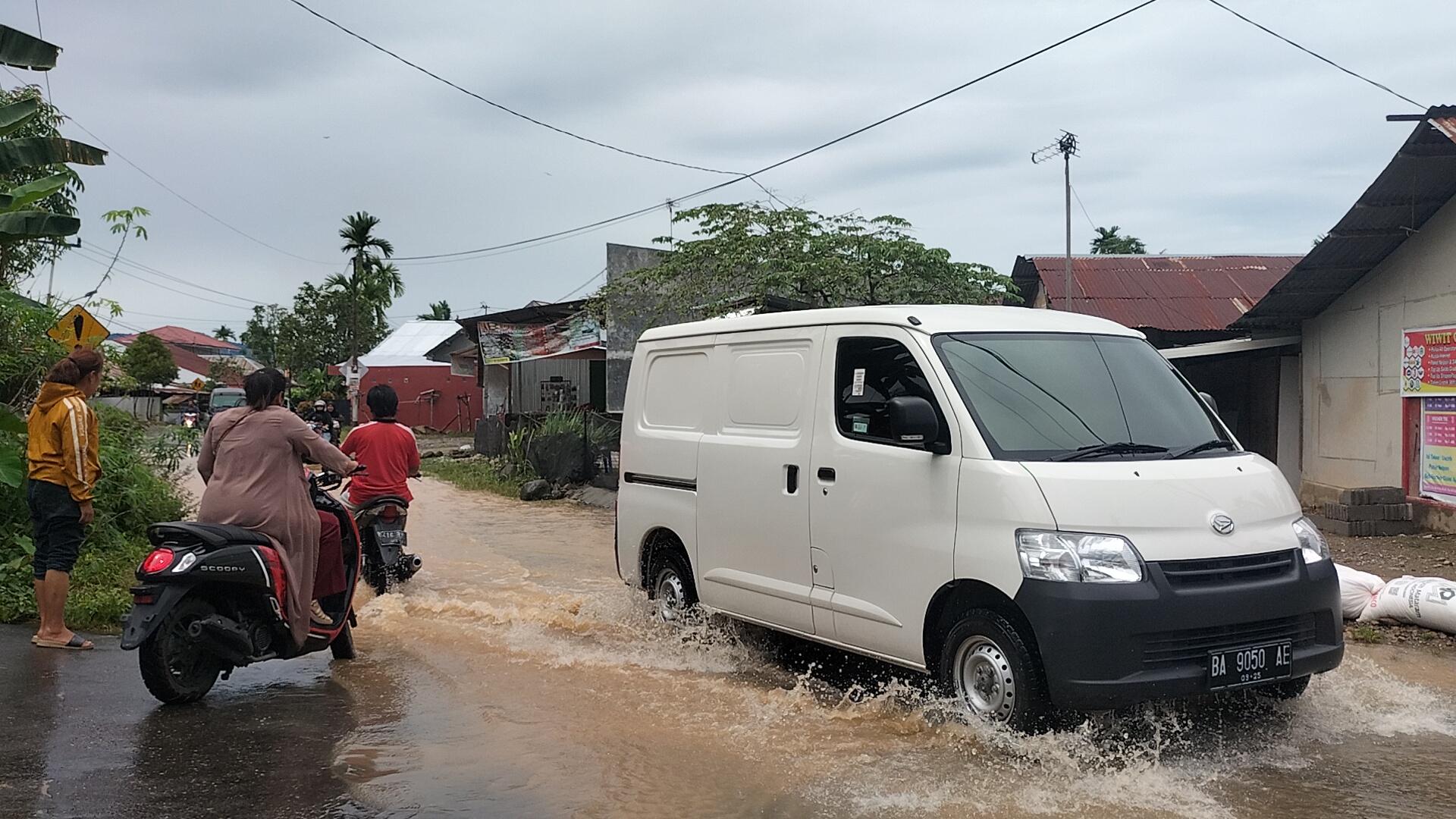 kondisi-banjir-di-jalan-kurao-kapalo-banda-kelurahan-sungai-sapih-kota-padang-kamis-3092021.jpg