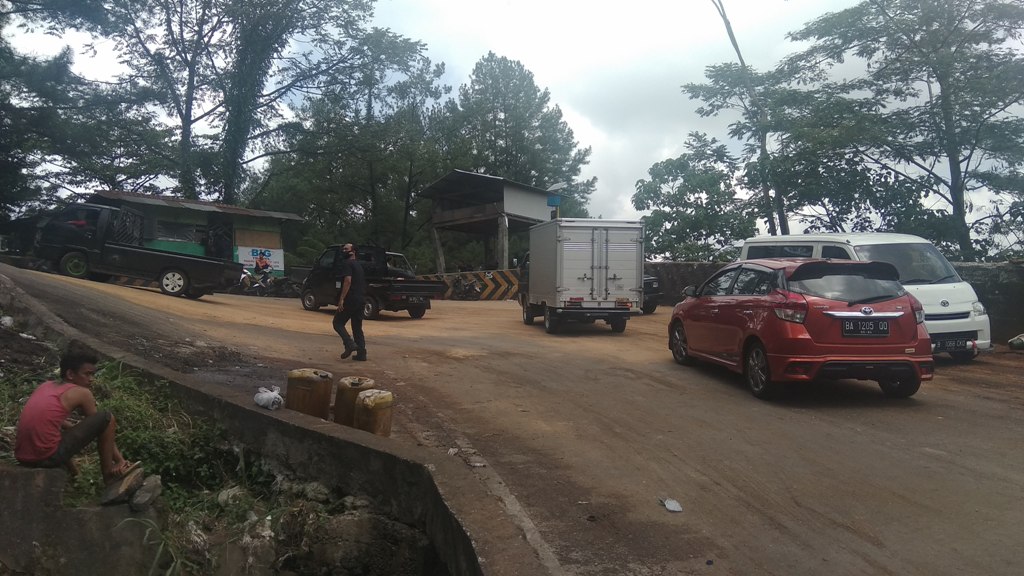 kondisi-jalan-sitinjau-lauik-di-tanjakan-panorama-1-ditutupi-tanah.jpg