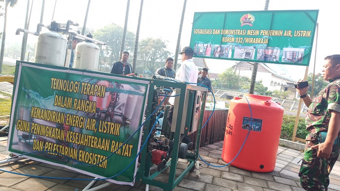 korem-032wirabraja-mengadakan-sosialisasi-dan-demonstrasi-mesin-penjernihan-air.jpg