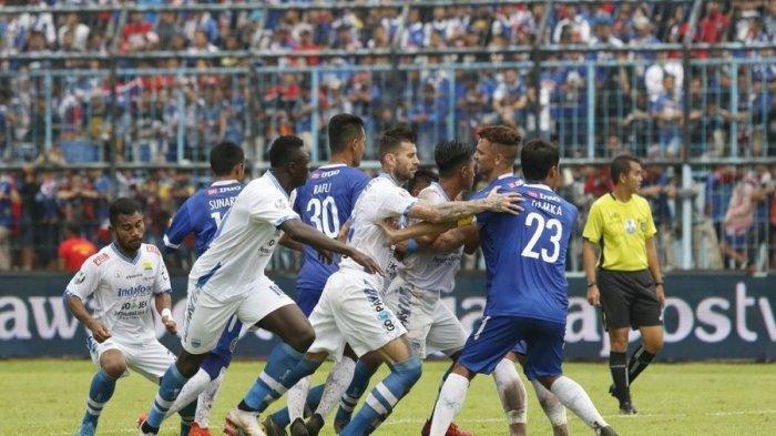 laga-arema-fc-vs-persib-bandung-pada-babak-16-besar-piala-indonesia.jpg