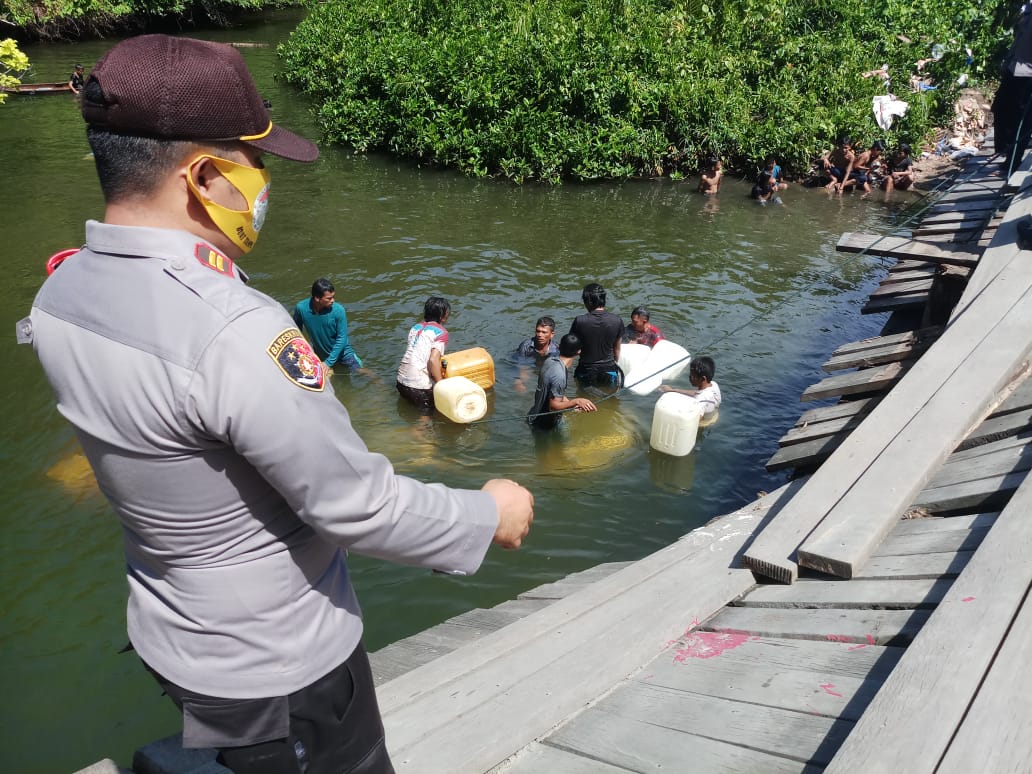 lewati-jembatan-kayu-pikap-ford-ranger-nyebur-ke-sungai-sedalam-3-meter.jpg