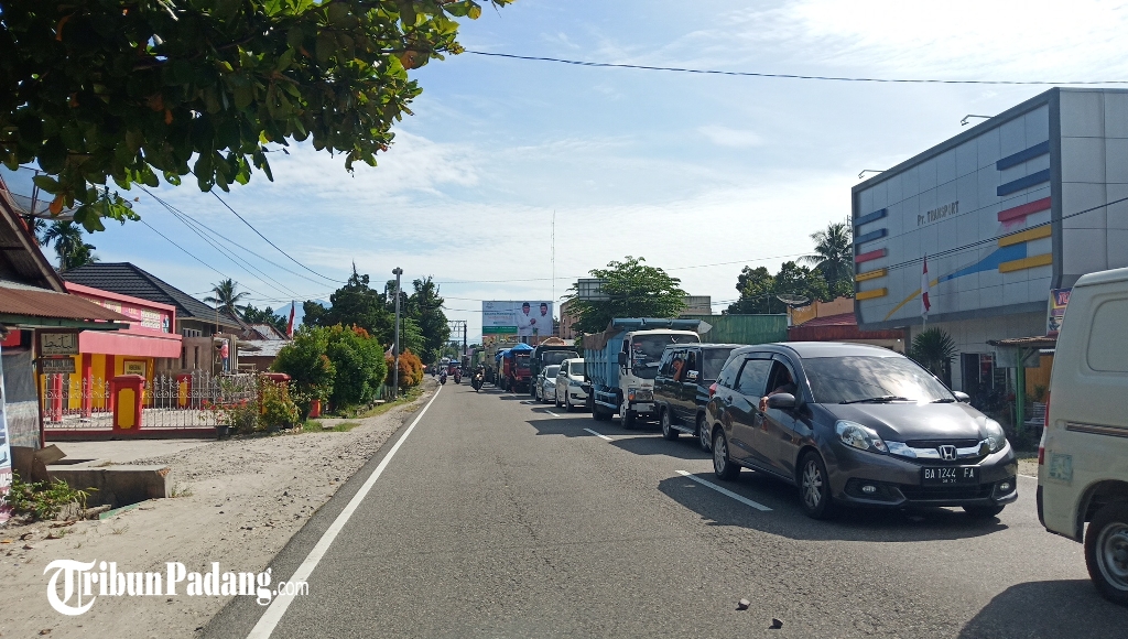 macet-di-jalan-padang-bukittinggi-km-32-saat-terjadi-kebakaran-di-simpang-jambak.jpg