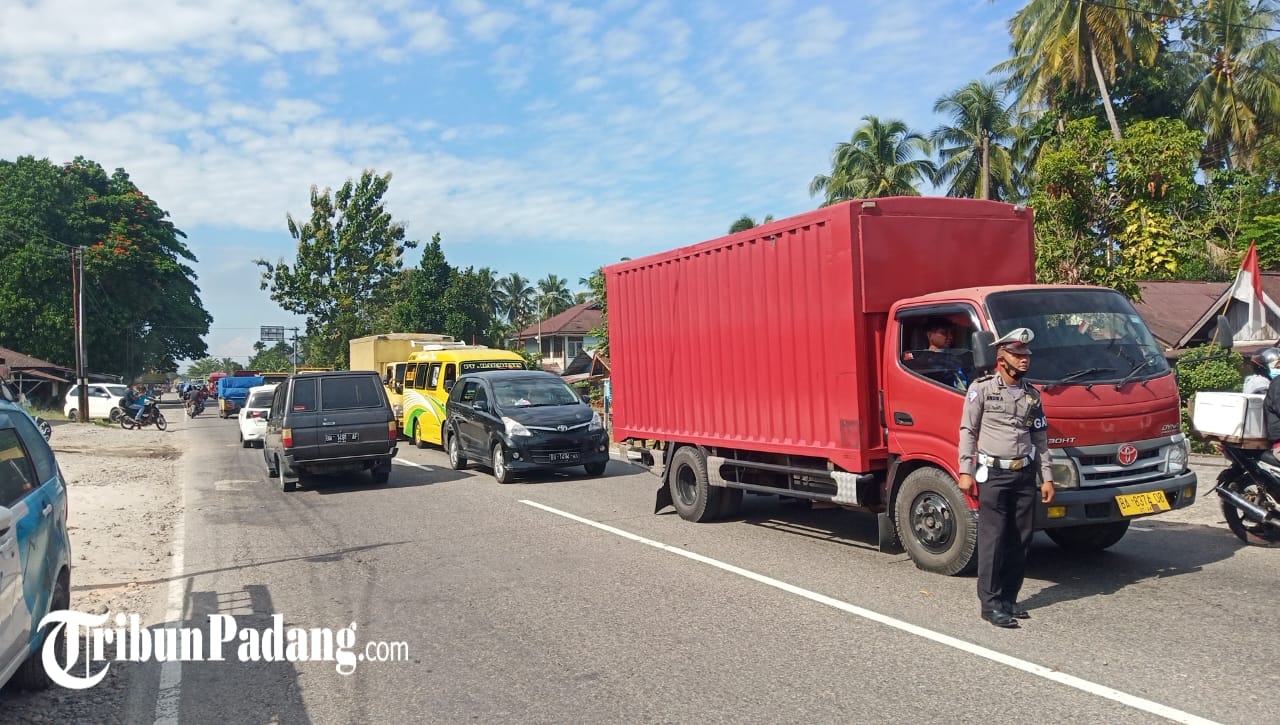macet-panjang-terjadi-di-jalan-raya-padang-sicincin-karena-kebakaran-di-simpang-jambak-lubuk-alung.jpg