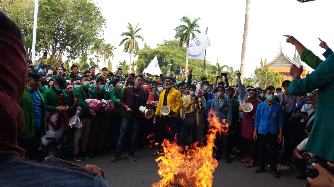 Demo Kabut Asap, Mahasiswa Bawa 'Pocong' hingga Bakar Sampah di Halaman Kantor Gubernur Sumbar