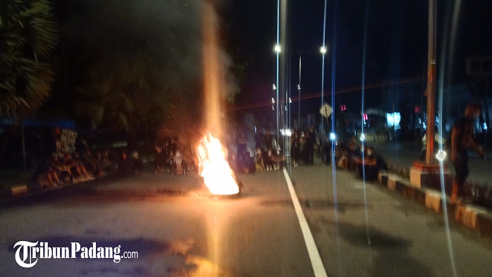 Masih Ada Aksi Demo di Padang Hari Ini, Bakar Ban hingga Salat Magrib Berjemaah di Jalan