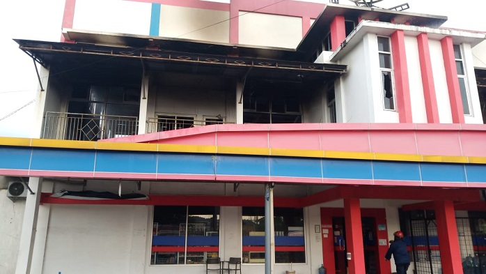 minimarket-sastra-mart-di-arai-pinang-kota-padang-terbakar-jumat-11122020-sore.jpg