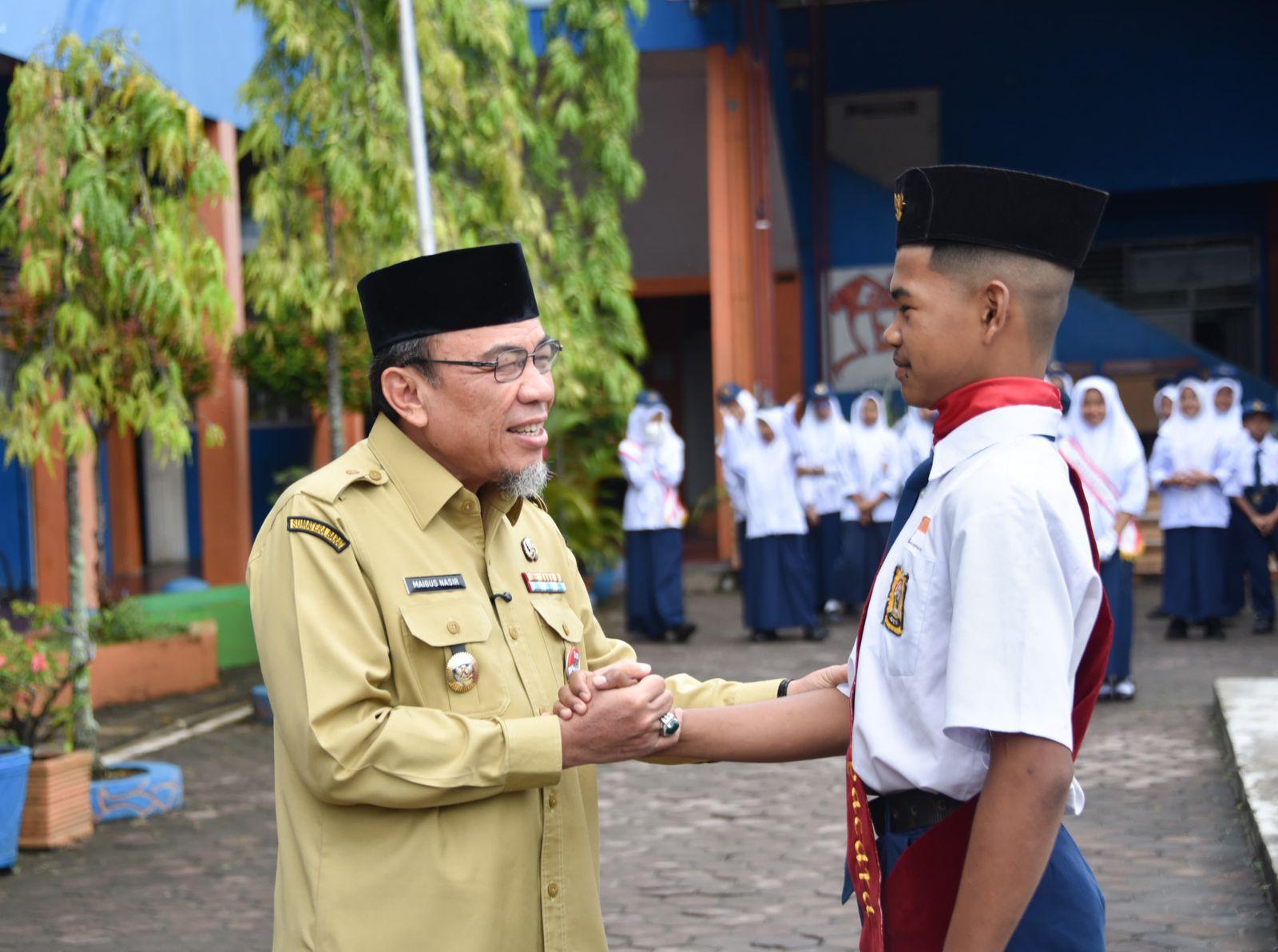 Wawako Maigus Nasir Jadi Pembina Upacara di SMP Pertiwi 2 Padang, Bagikan 3 Kiat Sukses bagi Pelajar
