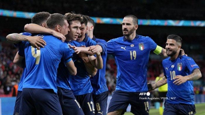 para-pemain-italia-merayakan-gol-pembuka.jpg