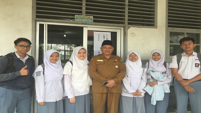 parendangan-kepala-sma-n-10-padang-bersama-siswa-yang-akan-melaksanakan-unbk-hari-pertama.jpg