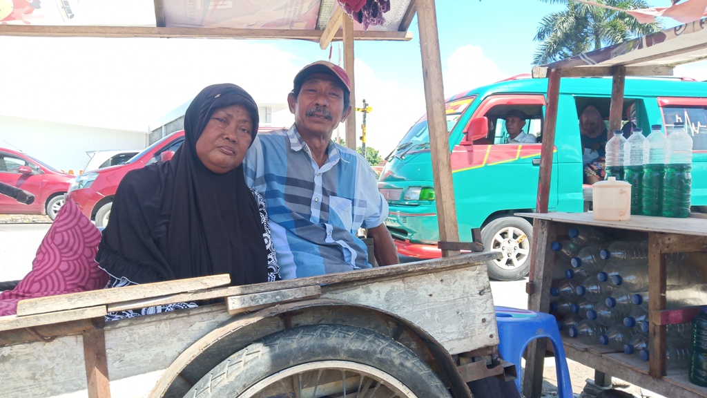 PADANG - Pasangan Kakek-nenek Jual BBM Eceran| Sampah Bertebaran di Bibir Pantai Muaro Lasak