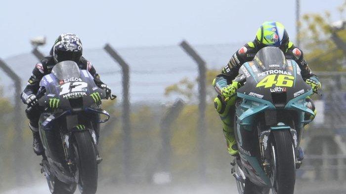 pebalap-petronas-yamaha-srt-valentino-rossi-kanan-bersaing-monster-energy-yamah.jpg