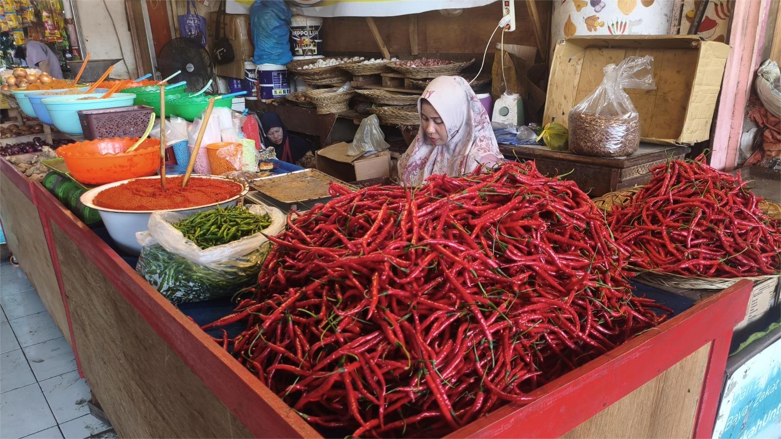 pedadang-cabai-merah-di-pasar-raya-242026.jpg