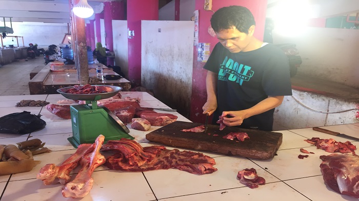 pedagang-daging-sapi-di-losmen-daging-pasar-raya-padang.jpg