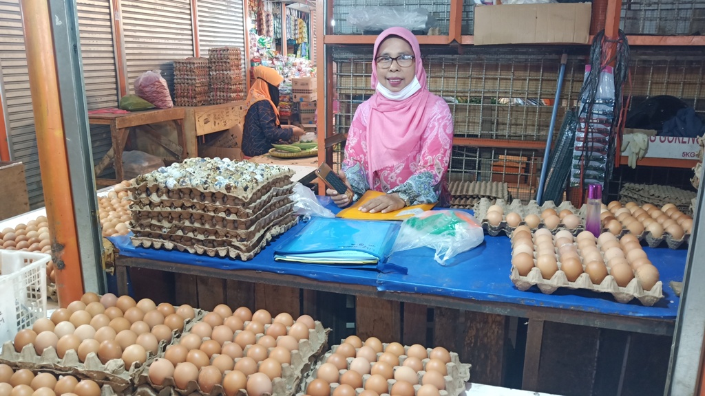 pedagang-telur-di-pasar-raya-padang-22-mei-2020.jpg