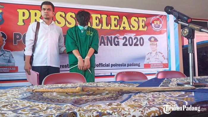 pelaku-berinisial-ws-19-saat-berdiri-di-depan-meja-dengan-barang-bukti-senjata-tajam-senin.jpg