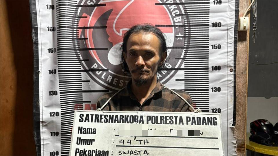 Diduga Edarkan Narkotika dan Terlibat Kasus Pencurian, Polisi Sita 4 Paket Sabu dari Pria di Padang