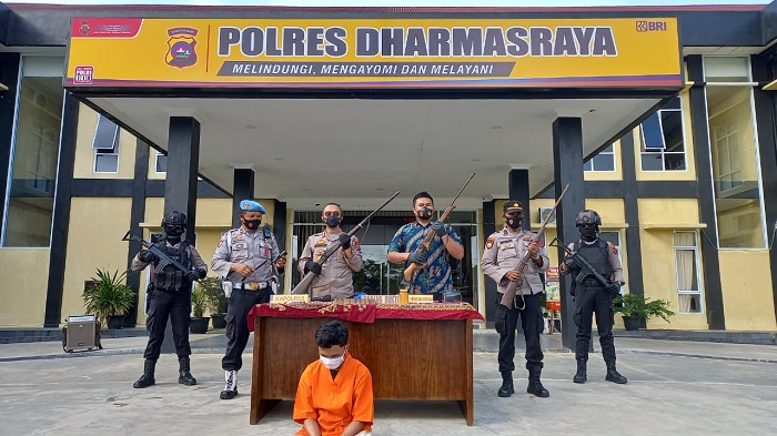 pelaku-saat-diamankan-di-polres-dharmasraya-selasa-2892021.jpg