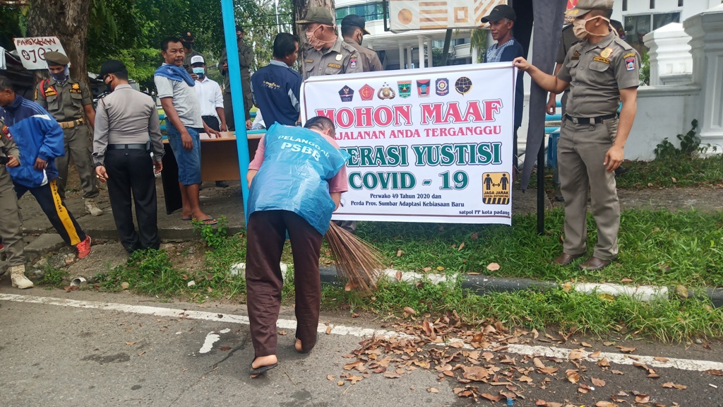 pelanggar-yang-disuruh-nyapu-jalan-sebab-tak-pakai-masker-senin-2192020.jpg