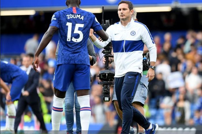 pelatih-chelsea-frank-lampard-menyalami-bek-timnya-kurt-zouma.jpg