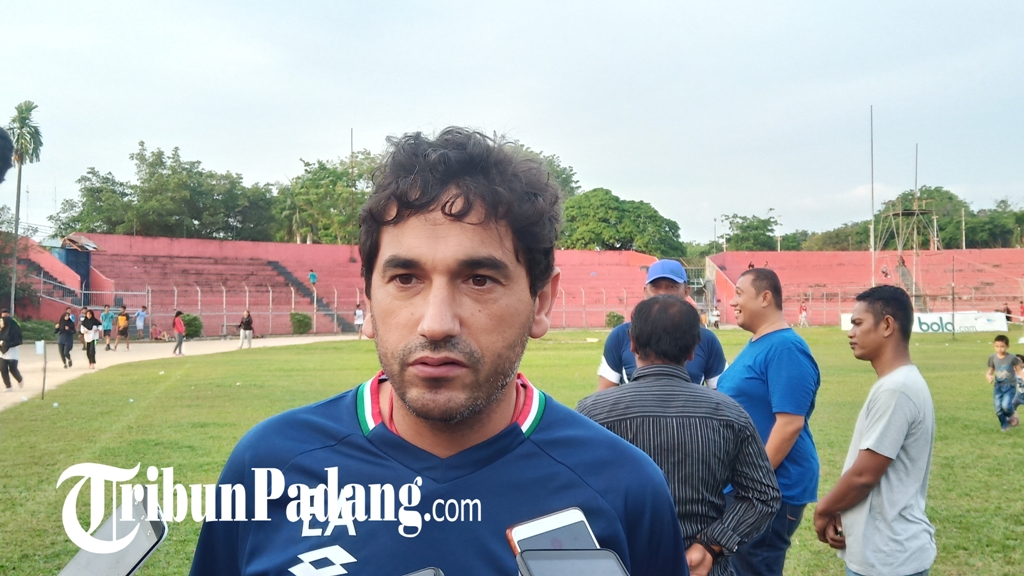 pelatih-kepala-semen-padang-fc-eduardo-almeida-di-indarung.jpg