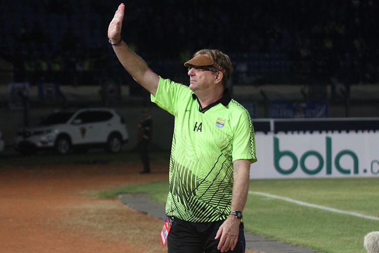 pelatih-persib-bandung-robert-rene-alberts-persebaya.jpg