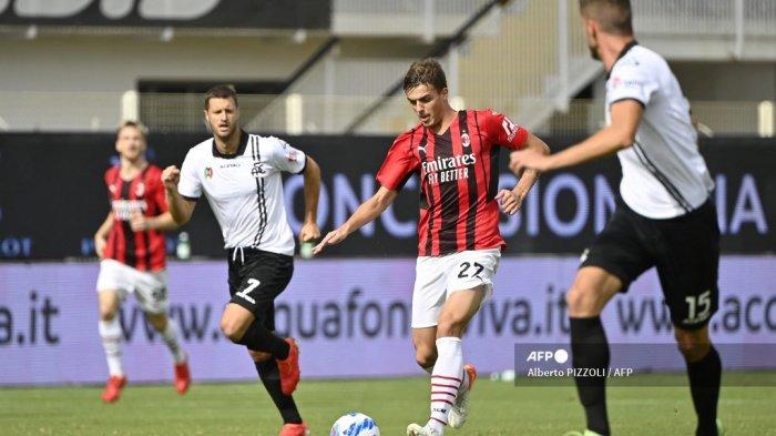 pemain-depan-ac-milan-italia-daniel-maldini-tengah-mengontrol-bola.jpg