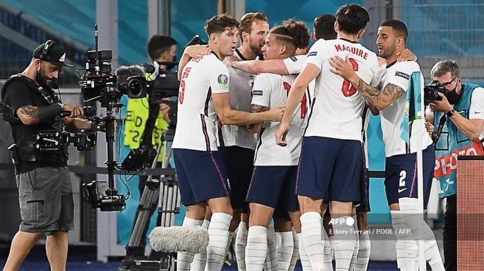 pemain-depan-inggris-harry-kane-2l-merayakan-dengan-rekan-satu-timnya.jpg