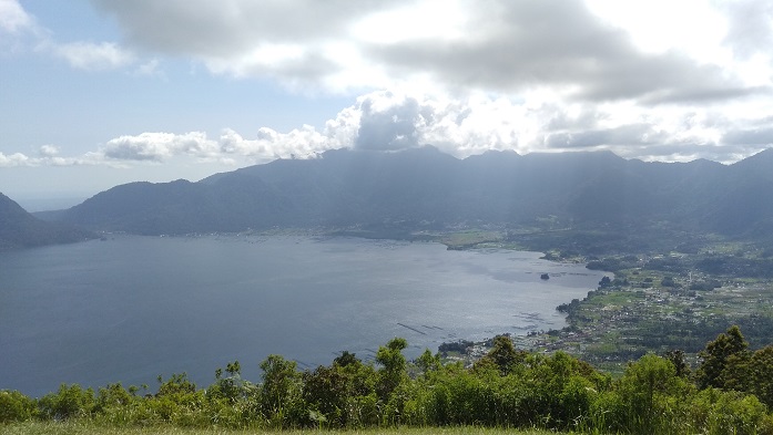 pemandangan-danau-maninjau-dari-lawang-park-adventure.jpg