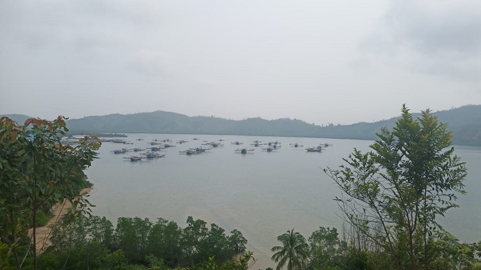 pemandangan-perahu-nelayan-yang-disaksikan-dari-kawasan-puncak-mandeh-pesisir-selatan.jpg