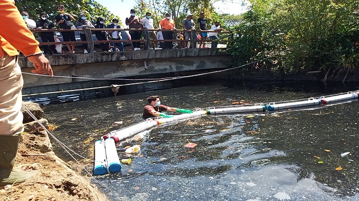 Sungai Jalan Banda Bakali di Padang Dipasang Penangkap Sampah, Antisipasi Sampah ke Laut