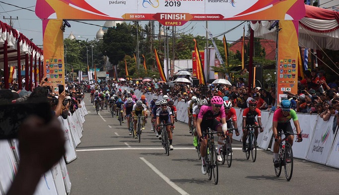 pembalap-tour-de-singkarak-tds-2019-finis-di-etape-iii-selasa-4112019.jpg