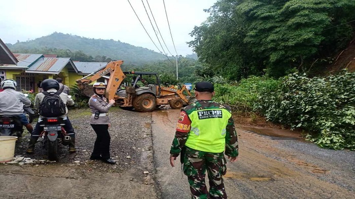 pembersihan-material-bencana-tanah-longsor-di-nagari-tanjung-baru-kabupaten-tanah-datar.jpg