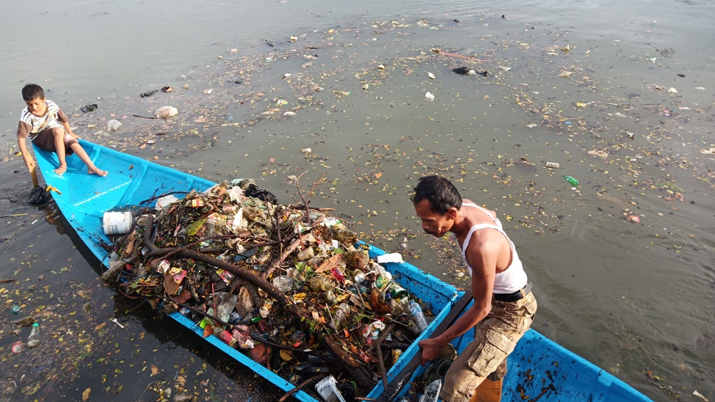 pembersihan-sampah-di-kawasan-danau-cimpago-padang-sabtu-1112020.jpg