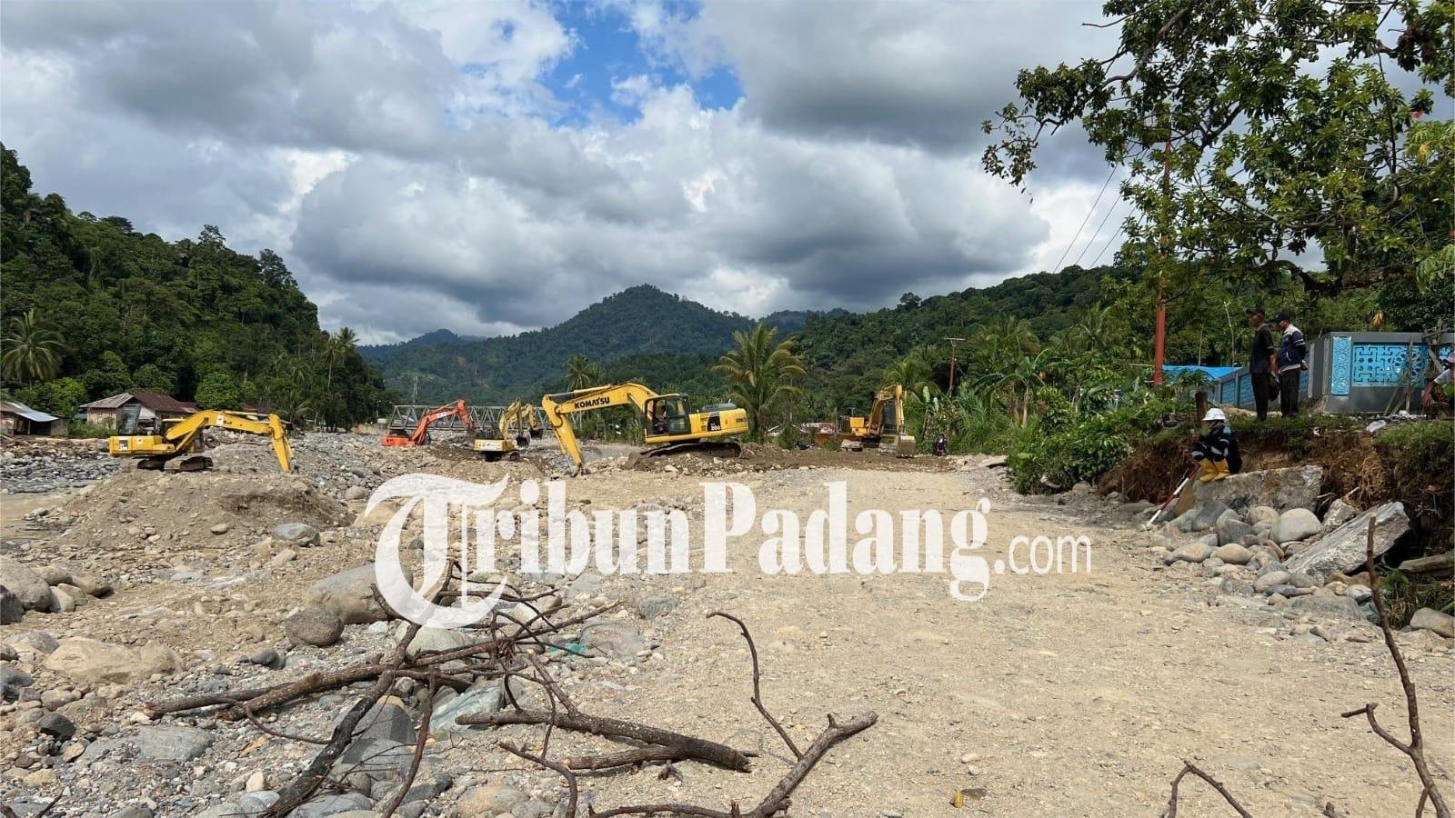 penampakan-alat-berat-di-kawasan-batu-busuk-padang-2-1212026.jpg