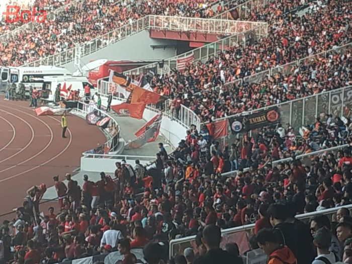 pendukung-psm-makassar-di-tribune-tim-tamu-di-stadion-utama-gelora-bung-karno-sugbk.jpg