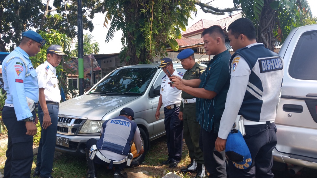 penertiban-mobil-yang-parkir-sembarangan-di-jalan-khatib-sulaiman-pada-jumat-15112019.jpg