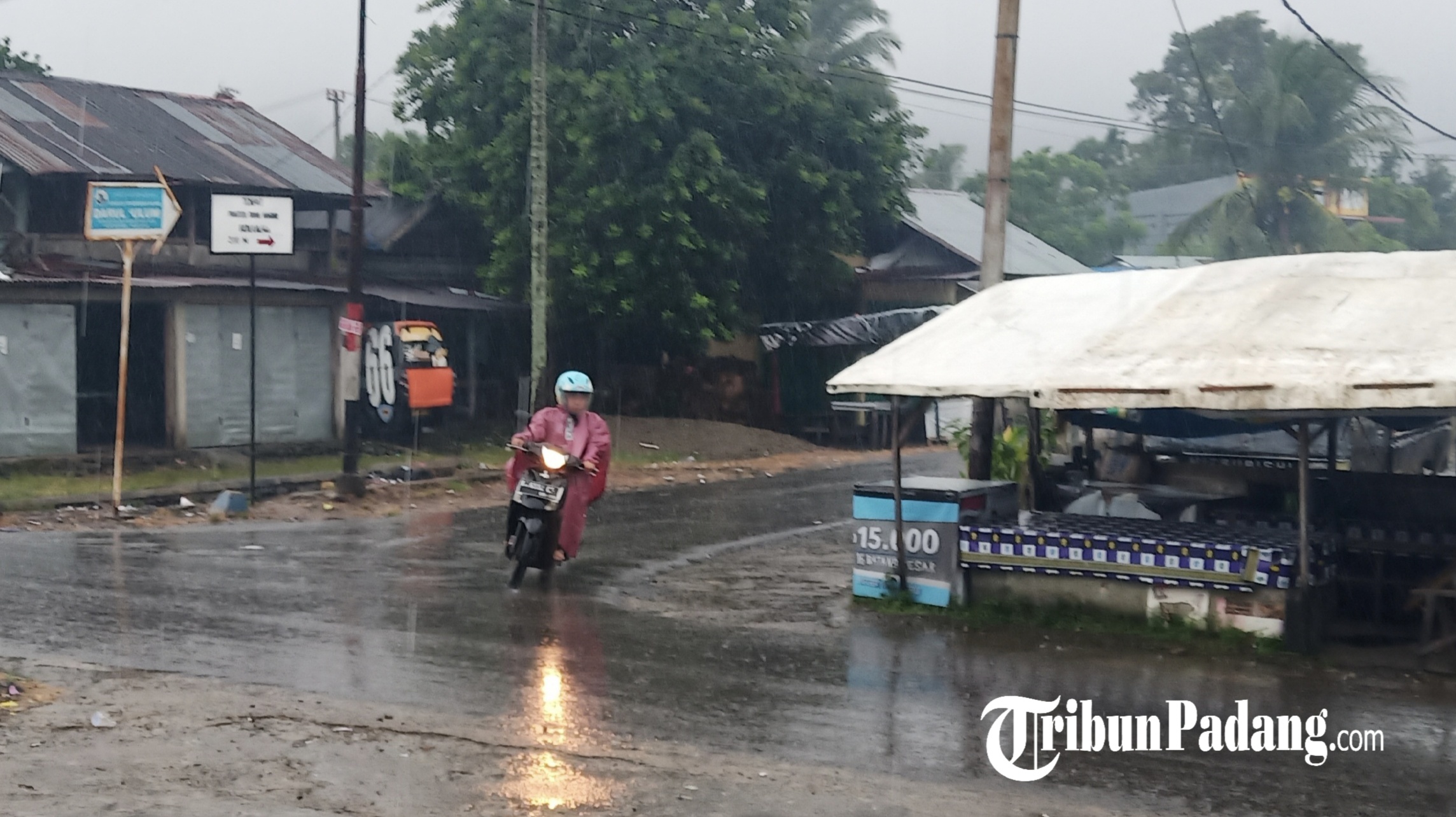 pengendara-melintas-saat-hujan-di-jalan-simpang-4-air-pacah-kota-padang-sumatera-barat.jpg